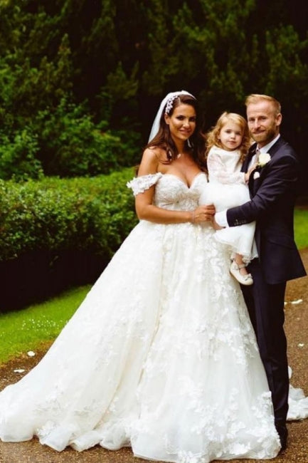 Elegantes vestidos de novia de corte A sin mangas con hombros descubiertos y encaje