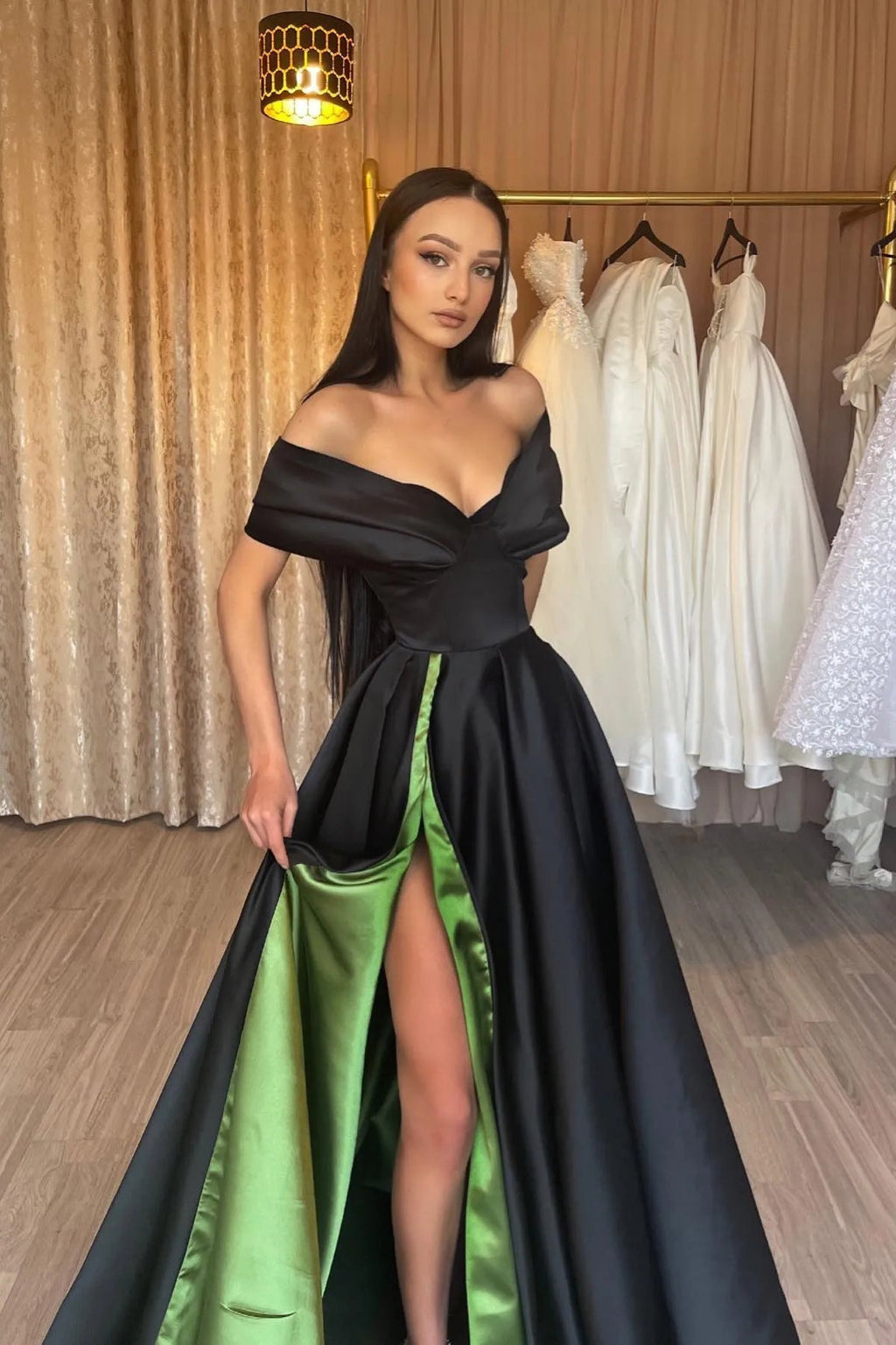 Vestido de baile elegante, sem ombros, com decote em V, sem mangas, corte em linha A, com racha