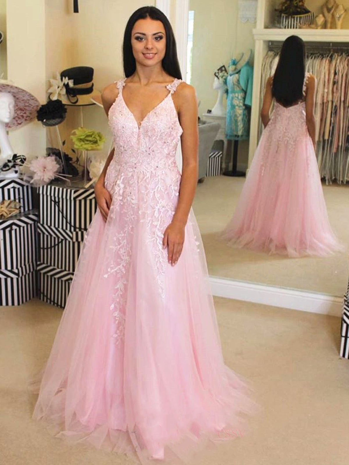 Elegantes, langes A-Linien-Kleid mit V-Ausschnitt und Tüllspitze und offenem Rücken in Rosa