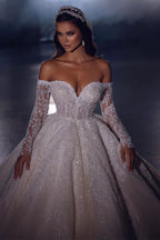 Vestido de Noiva Elegante Princesa em Linha A com Aplicações de Renda Ombro a Ombro e Mangas Compridas