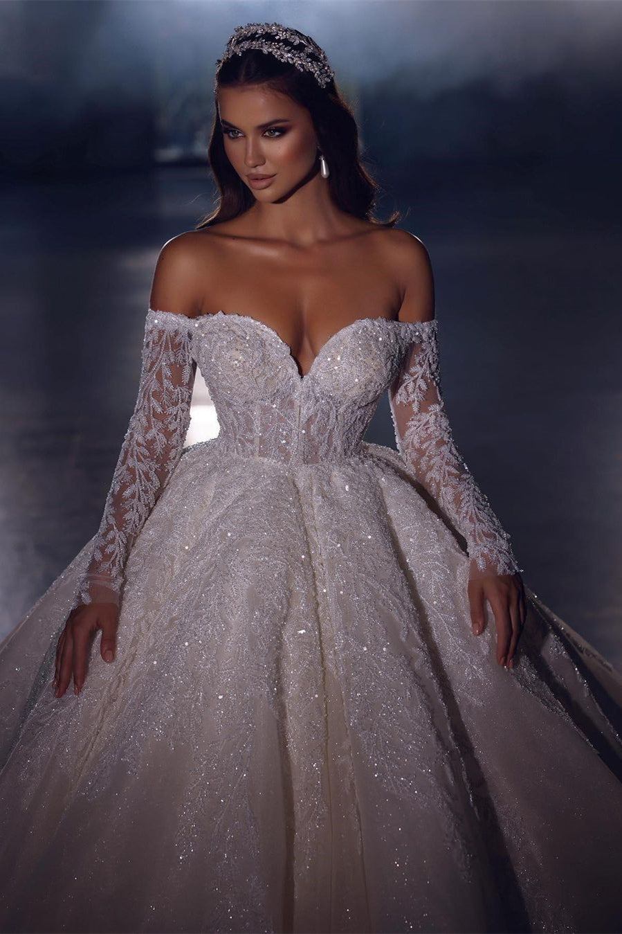 Vestido de Noiva Elegante Princesa em Linha A com Aplicações de Renda Ombro a Ombro e Mangas Compridas