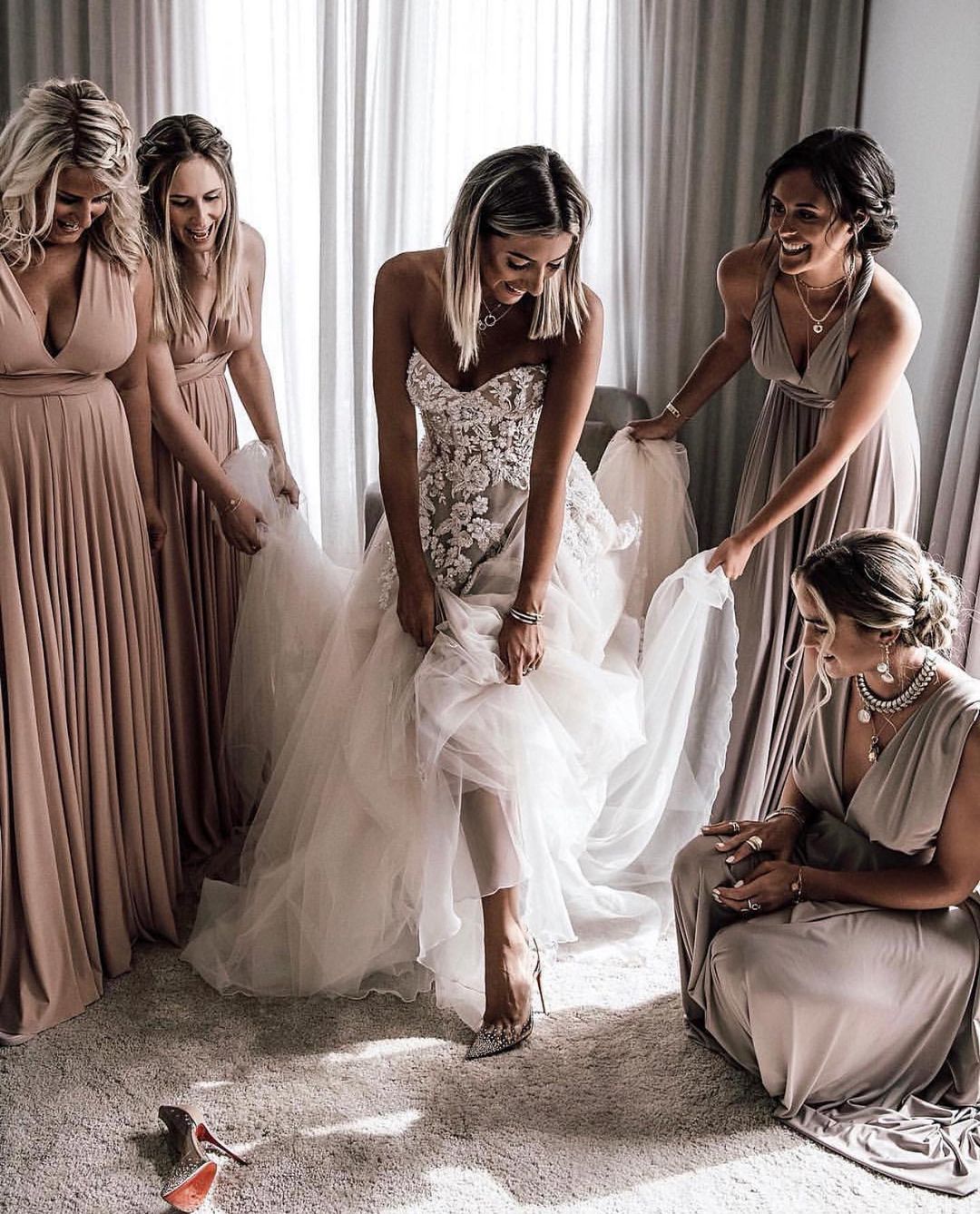 Abiti da sposa eleganti a linea ad A con pizzo