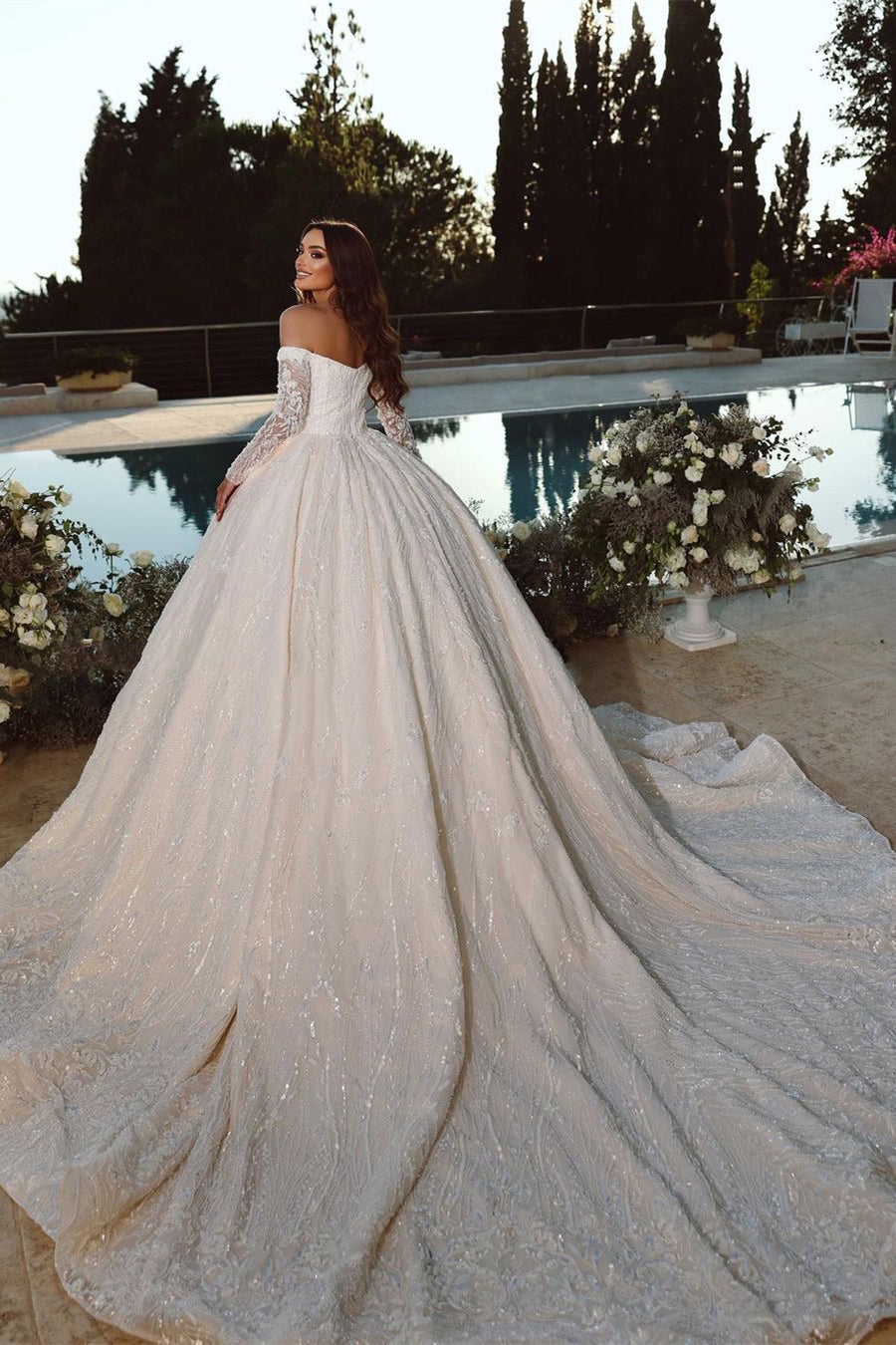 Robe de mariée élégante princesse à ligne en A, décolletée épaules nues, avec manches longues