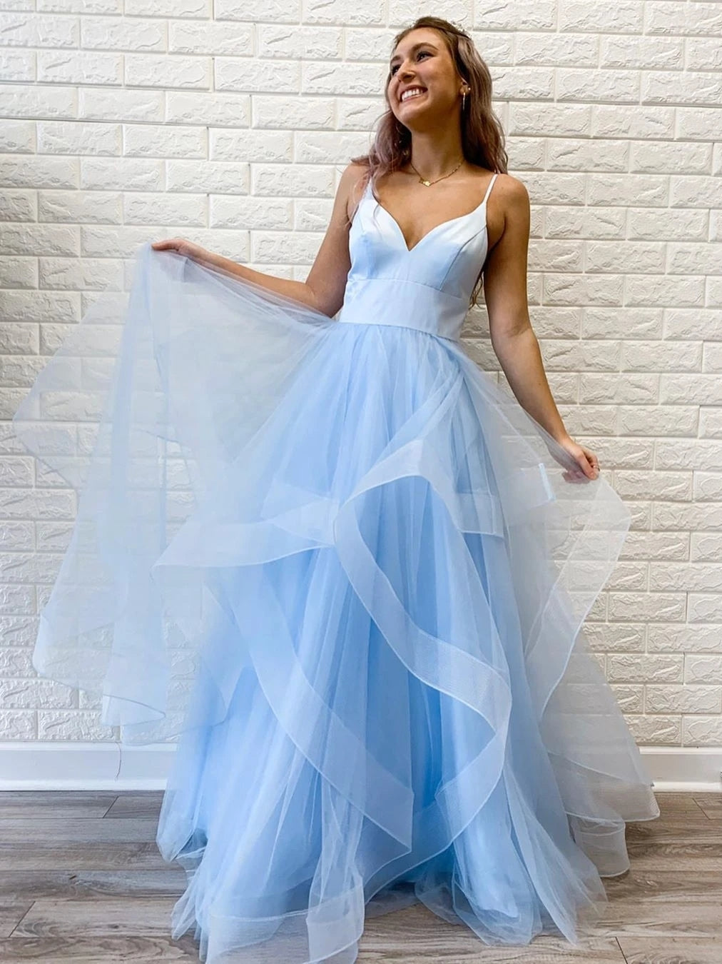 Robe de bal longue élégante princesse à col en V, bretelles fines et manches bouffantes en organza