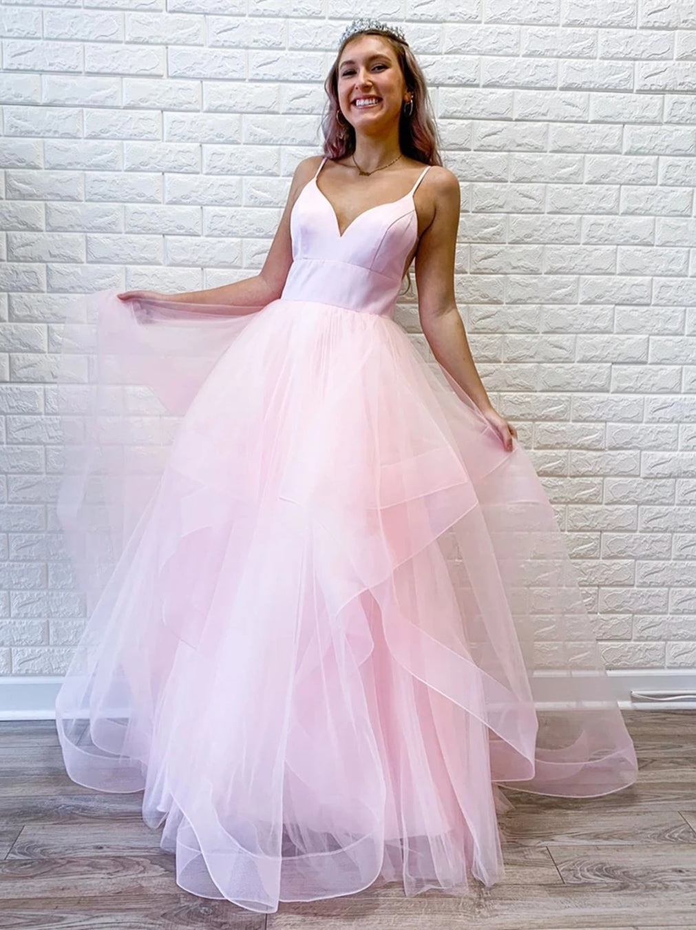 Robe de bal longue élégante princesse à col en V, bretelles fines et manches bouffantes en organza