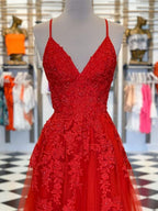 Elegante abito lungo rosso a linea ad A con scollo a V in tulle e pizzo per cerimonie di laurea e balli formali