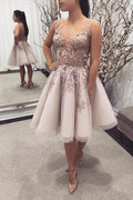Robe de bal élégante courte en dentelle avec dos nu en tulle, coupe trapèze et encolure bateau