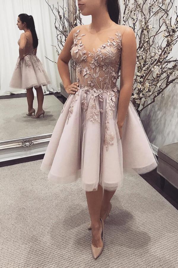 Robe de bal élégante courte en dentelle avec dos nu en tulle, coupe trapèze et encolure bateau