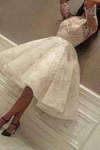 Elegante vestido de novia corto de corte A con encaje de tul y mangas