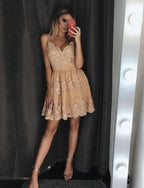 Robe de bal élégante courte en dentelle avec appliques, décolleté cœur et jupe évasée