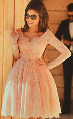 Vestido de Baile Elegante Curto em Linha A com Decote em V e Renda com Mangas