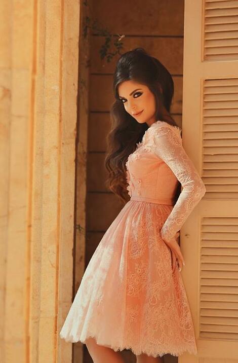 Vestido de Baile Elegante Curto em Linha A com Decote em V e Renda com Mangas