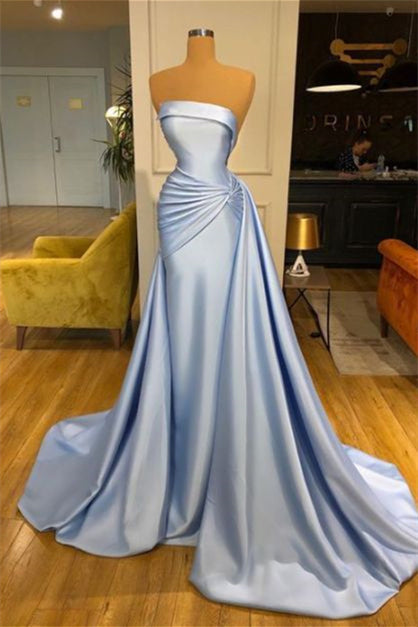 Elegante abito da sera azzurro cielo senza maniche a linea ad A con balze