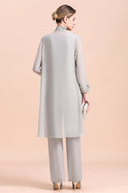 Macacão Elegante sem Mangas com Apliques em Chiffon Prateado para Mãe da Noiva com Envolvente