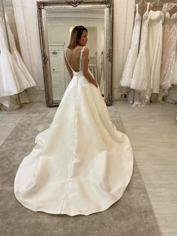 Elegantes vestidos de novia de tul sin mangas, espalda descubierta y corte A con encaje 