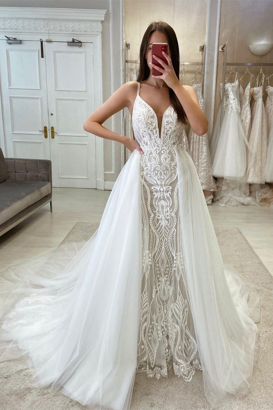 Elegantes ärmelloses A-Linien-Brautkleid mit Spaghettiträgern und abnehmbarer Schleppe