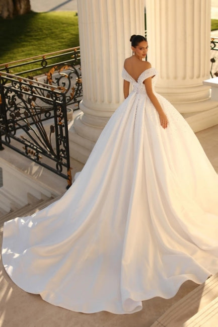 Vestido de noiva em cetim com saia rodada, elegante, com decote coração e mangas curtas, adornado com lantejoulas