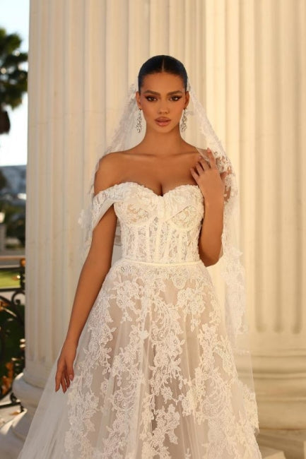 Elegantes vestidos de novia de encaje Aline con mangas cortas y escote en forma de corazón