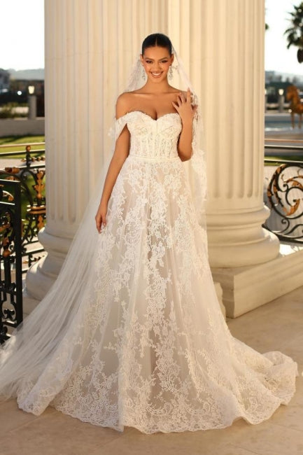 Elegantes vestidos de novia de encaje Aline con mangas cortas y escote en forma de corazón