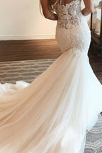 Elegante vestido de novia largo de encaje estilo sirena con escote corazón y cuentas