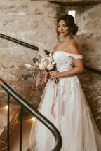 Robe de mariée élégante en dentelle, décolleté cœur, manches courtes tombantes, coupe évasée