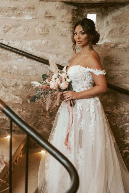 Robe de mariée élégante en dentelle, décolleté cœur, manches courtes tombantes, coupe évasée