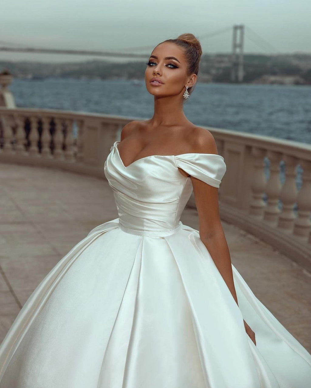 Abiti da sposa eleganti con scollo a cuore e spalle scoperte, strascico a spazzola