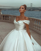 Abiti da sposa eleganti con scollo a cuore e spalle scoperte, strascico a spazzola