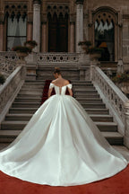 Abiti da sposa eleganti con scollo a cuore e spalle scoperte, strascico a spazzola