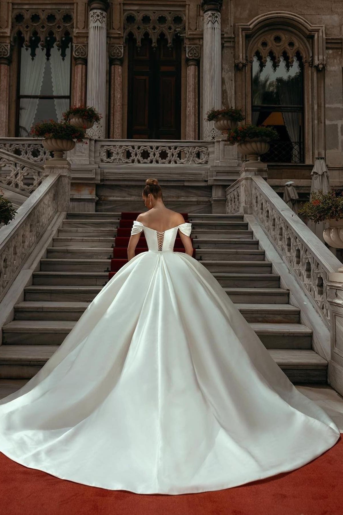 Abiti da sposa eleganti con scollo a cuore e spalle scoperte, strascico a spazzola