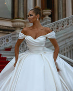 Abiti da sposa eleganti con scollo a cuore e spalle scoperte, strascico a spazzola