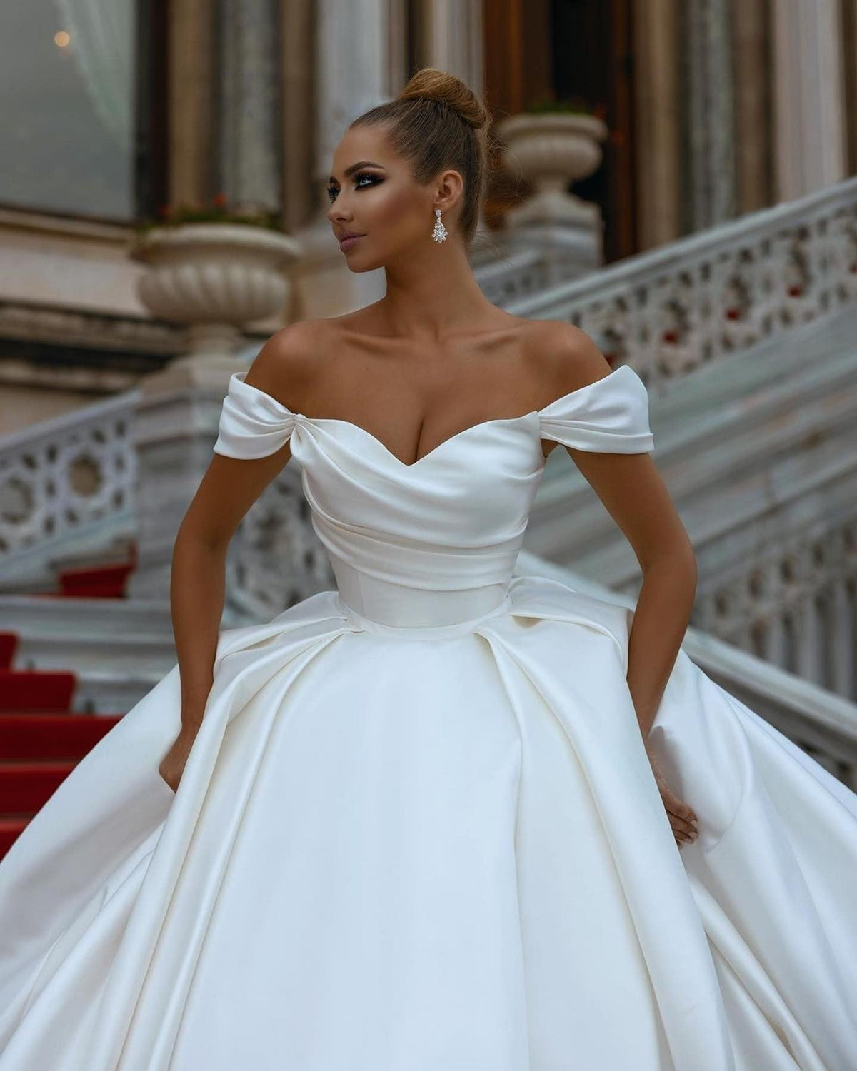 Abiti da sposa eleganti con scollo a cuore e spalle scoperte, strascico a spazzola