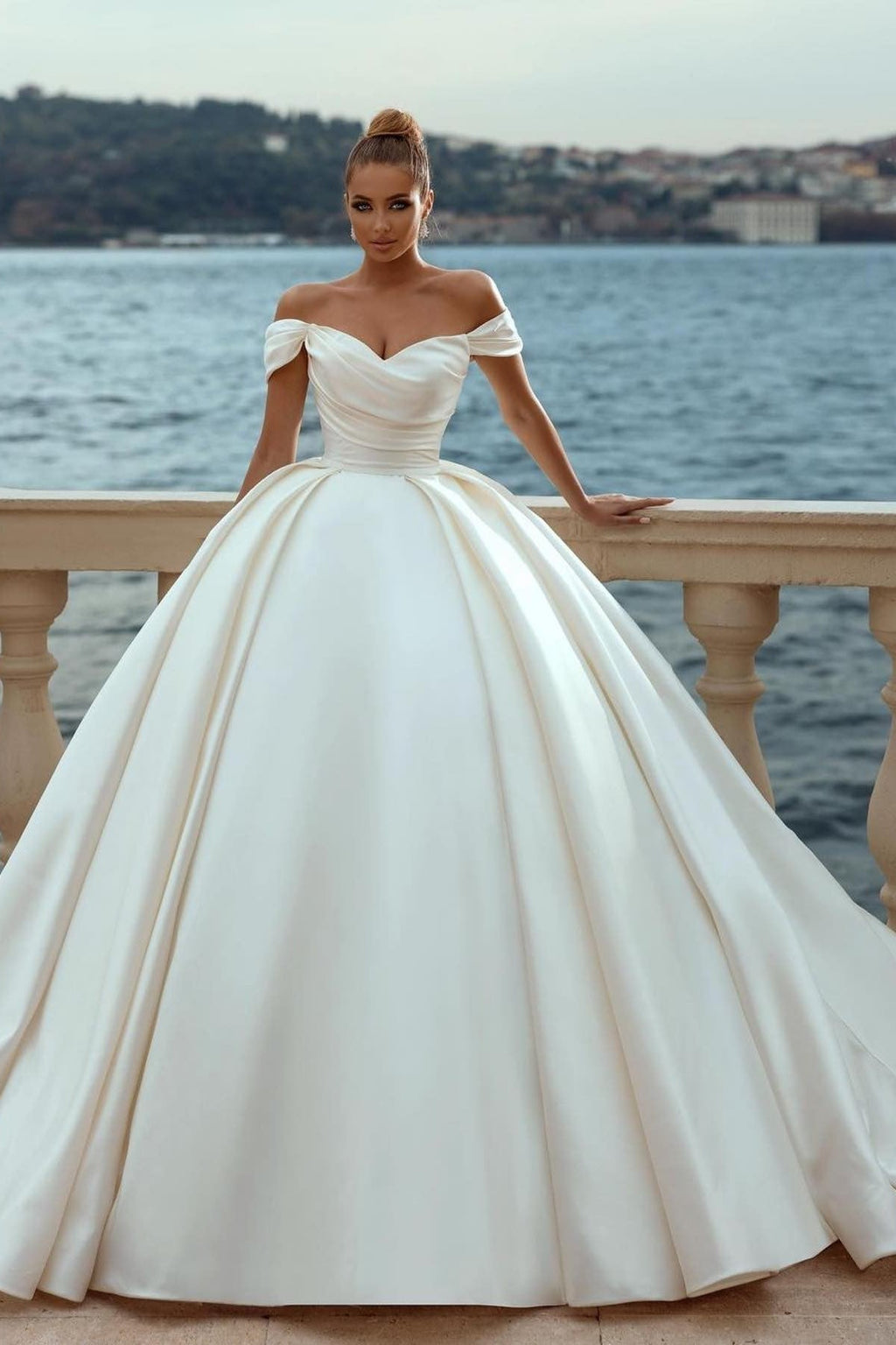 Abiti da sposa eleganti con scollo a cuore e spalle scoperte, strascico a spazzola
