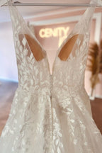 Elegante vestido de novia de encaje, corte A, sin mangas y escote en V