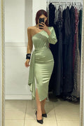 Elegante vestido de fiesta de satén con un solo hombro y corte columna hasta la rodilla