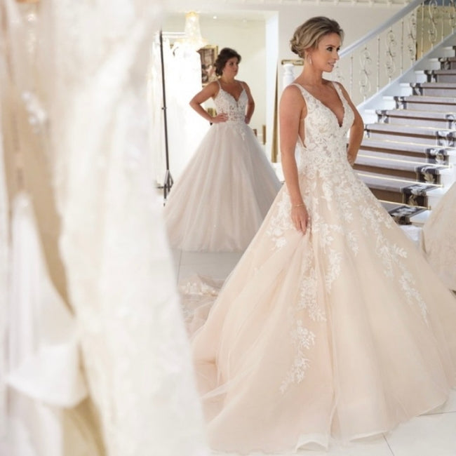 Robes de mariée élégantes en ligne A à col en V avec dentelle