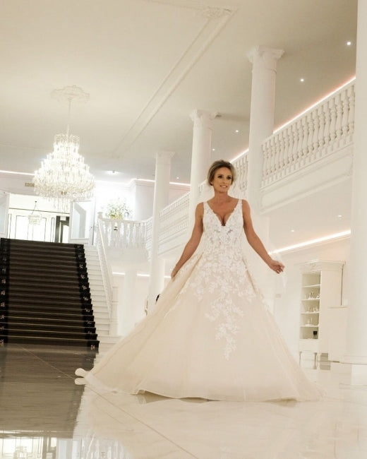 Robes de mariée élégantes en ligne A à col en V avec dentelle