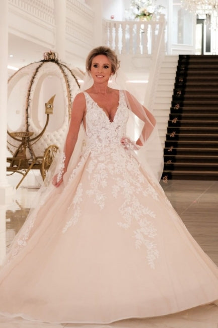 Robes de mariée élégantes en ligne A à col en V avec dentelle