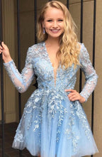 Robe de bal courte élégante en tulle à dentelle avec col en V et manches, coupe évasée