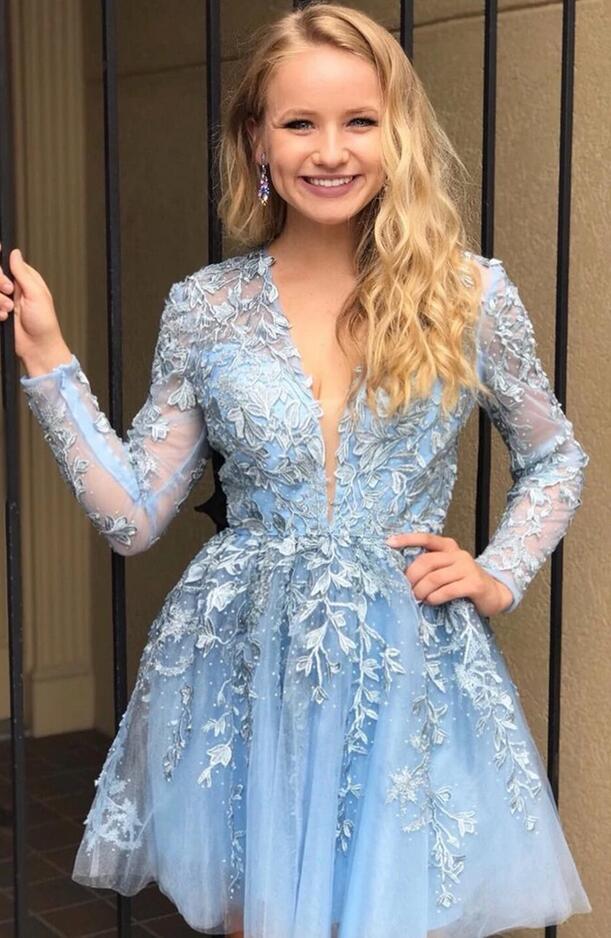 Robe de bal courte élégante en tulle à dentelle avec col en V et manches, coupe évasée