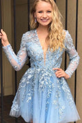 Robe de bal courte élégante en tulle à dentelle avec col en V et manches, coupe évasée