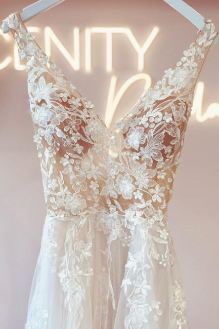 Vestidos de noiva elegantes, sem mangas, com decote em bico, corte evasê, costas descobertas e renda