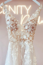 Vestidos de noiva elegantes, sem mangas, com decote em bico, corte evasê, costas descobertas e renda