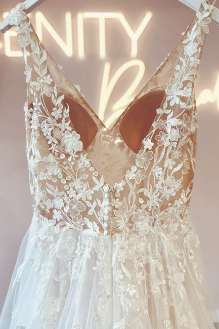 Vestidos de noiva elegantes, sem mangas, com decote em bico, corte evasê, costas descobertas e renda