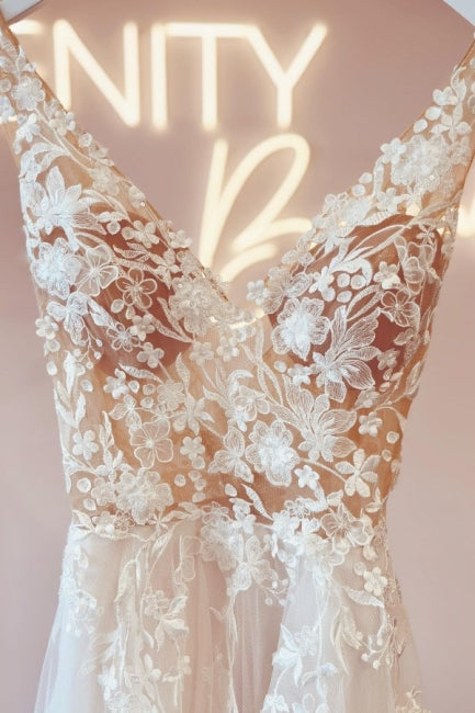 Vestidos de noiva elegantes, sem mangas, com decote em bico, corte evasê, costas descobertas e renda