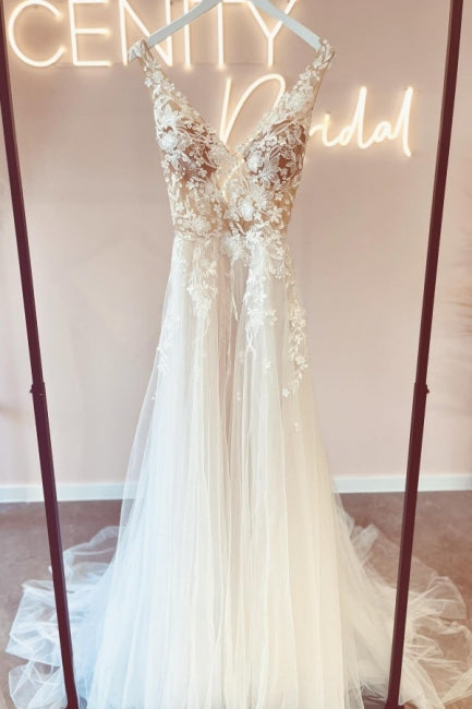 Vestidos de noiva elegantes, sem mangas, com decote em bico, corte evasê, costas descobertas e renda