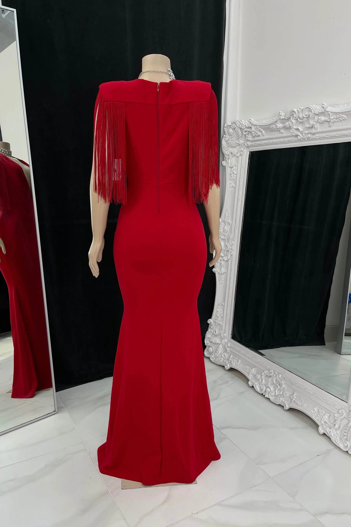 Vestido de fiesta elegante sin mangas con escote en V y cola de sirena con borlas