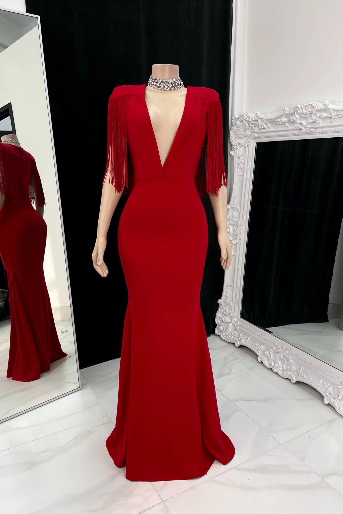 Vestido de fiesta elegante sin mangas con escote en V y cola de sirena con borlas