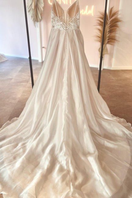 Robes de mariée élégantes sans manches à fines bretelles spaghetti en dentelle, coupe évasée avec encolure en V