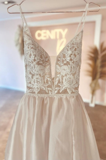 Robes de mariée élégantes sans manches à fines bretelles spaghetti en dentelle, coupe évasée avec encolure en V